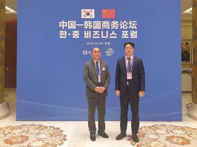 김동현 엘앤씨차이나 대표이사(왼쪽)과 이환철 엘앤씨바이오 대표이사. (사진=엘앤씨바이오)