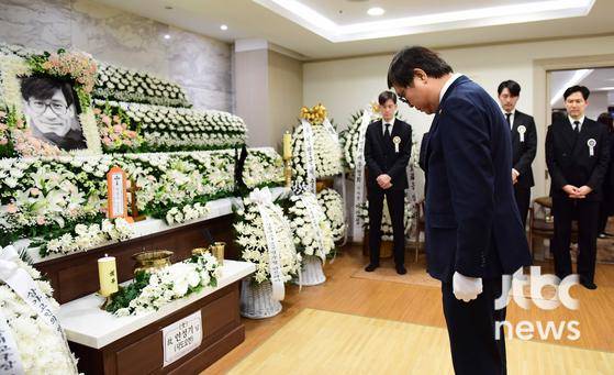 최휘영 문화체육관광부 장관이 5일 서울 서초구 서울성모병원 장례식장에 마련된 故 안성기의 빈소에 금관문화훈장을 전달하기 위해 방문해 조문하고 있다. 〈사진=사진공동취재단〉