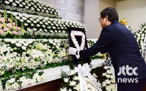 최휘영 문화체육관광부 장관이 5일 서울 서초구 서울성모병원 장례식장에 마련된 故 안성기의 빈소에 금관문화훈장을 전달하고 있다. 〈사진=사진공동취재단〉