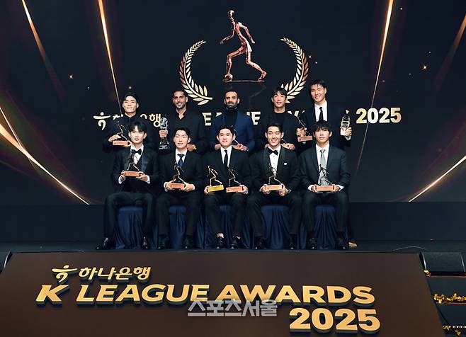 지난달 ‘하나은행 K리그 2025 대상 시상식’에서 K리그1 베스트11 선수들이 기념촬영을 하고 있다. 윗줄 왼쪽부터 전북 박진섭,수원FC 싸박, FC서울 야잔, 전북 현대 홍정호, 전북 현대 송범근, 아래줄 왼쪽부터 전북 현대 김진수, 전북 현대 강상윤, 울산 HD 이동경, 전북 현대 송민규, 대전 하나시티즌 이명재. 박진업 기자 upandup@sportsseoul.com