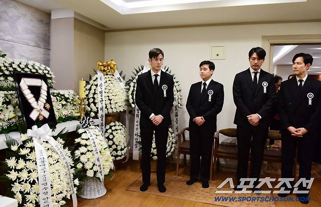 5일 고(故) 안성기 배우의 빈소가 서울성모병원 장례식장에 마련됐다. 고인의 두 아들과 후배 배우 정우성, 이정재가 빈소를 지키고 있는 가운데 금관문화훈장이 추서되고 있다. 사진공동취재단/2026.1.5/