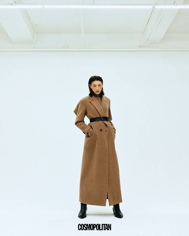 아르모니아 캐시미어 코트, 울 스웨터, 버클 레더 벨트 모두 Max Mara. 실버 이어 커프 Didier Dubot. 앵클부츠 스타일리스트 소장품.