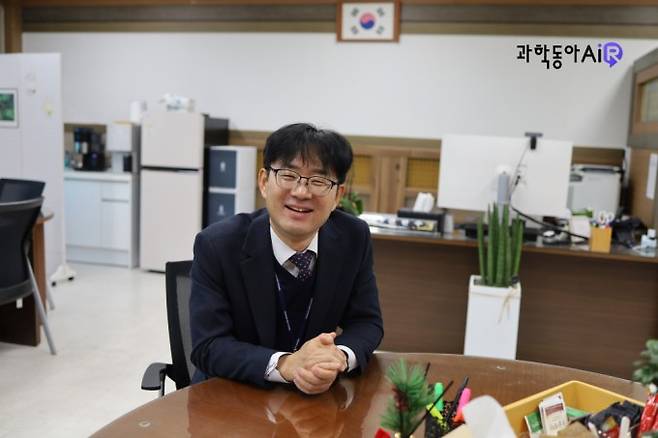 동아사이언스와 인터뷰를 하고 있는 원곡고 견한수 교장. 동아사이언스 제공