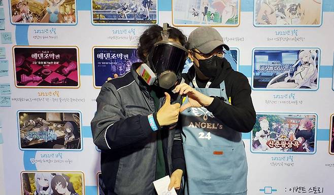 서브컬처 행사에서 팬들과 소통하는 김용하 PD(우측)_출처 게임동아