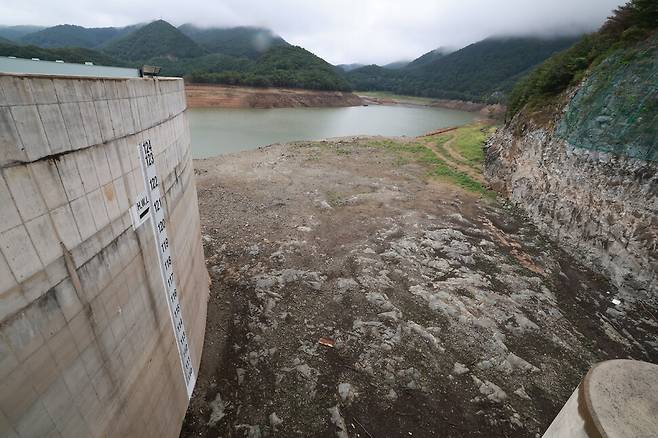 2025년 9월7일 오전 강원도 강릉 오봉저수지에서 군용차량과 소방차 물탱크등이 저수지에 물을 붓고 있다. 정용일 선임기자 yongil@hani.co.kr