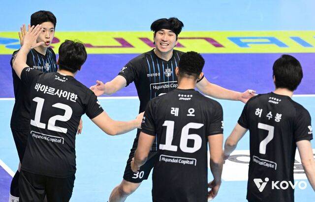 프로배구 남자부 현대캐피탈 선수들이 4일 인천 계양체육관에서 열린 2025-2026 V리그 대한항공과의 원정 경기에서 득점한 뒤 코트에 모여 기뻐하고 있다. 한국배구연맹(KOVO) 제공