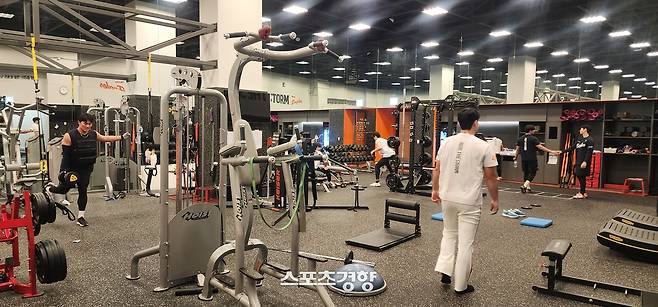 한화 선수들이 대전 한화생명볼파크 웨이트트레이닝장에서 훈련하고 있다. 한화이글스 제공