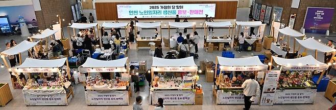 ▲ 지난해 5월7일 인천시청 중앙홀에서 '인천 노인일자리 생산품 홍보ㆍ판매전' 행사가 열리고 있다. /사진제공=인천시