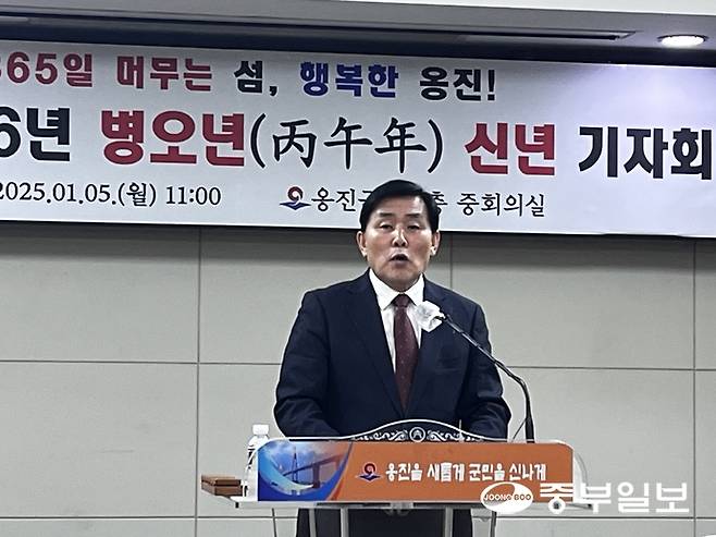 문경복 옹진군수가 지난 5일 열린 새해 기자간담회에서 올해 군정 목표를 발표하고 있다. 사진=김종하 기자