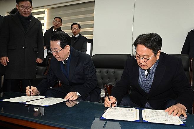 강기정(오른쪽) 광주시장과 김영록 전남도지사가 지난 2일 오전 광주 국립5·18민주묘지에서 시도통합 선언문에 서명하고 있다. 뉴시스