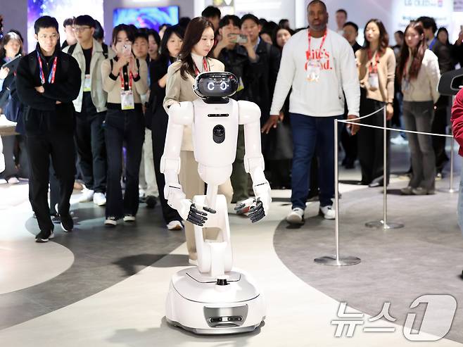 세계 최대 IT(정보기술)·가전 전시회 'CES 2026' 개막을 하루 앞둔 5일(현지시간) 미국 네바다주 라스베이거스 컨벤션센터(LVCC)에서 열린 LG전자 사전 부스투어에서 AI 홈로봇 'LG 클로이드'가 관람객을 안내하고 있다. 2026.1.6/뉴스1 ⓒ News1 황기선 기자