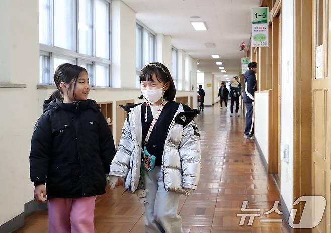 2026학년도 부산지역 공립 초등학교 신입생 예비소집이 진행된 6일 오후 부산 연제구 창신초등학교에서 예비 초등학생들이 1학년 교실 등을 살펴보고 있다. 2026.1.6/뉴스1 ⓒ News1 윤일지 기자