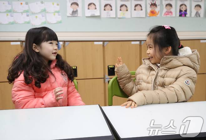 2026학년도 부산지역 공립 초등학교 신입생 예비소집이 진행된 6일 오후 부산 연제구 창신초등학교에서 예비 초등학생들이 1학년 교실을 살펴보며 인사하고 있다. 2026.1.6/뉴스1 ⓒ News1 윤일지 기자