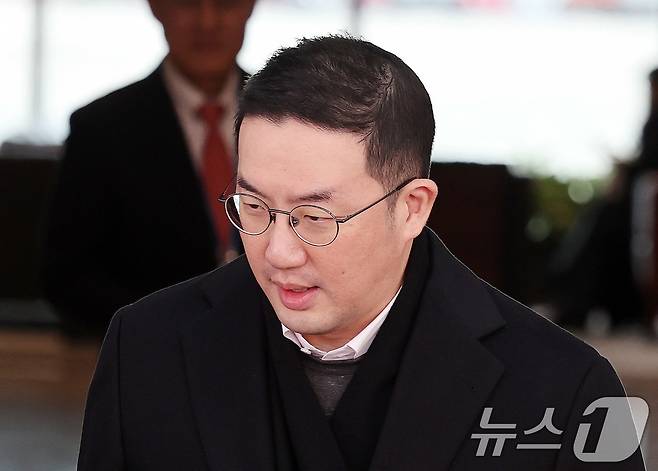 방중 경제사절단 일정을 마친 구광모 LG그룹 회장이 6일 오후 서울 강서구 김포 비즈니스 항공센터(SGBAC)를 통해 귀국하고 있다. 2026.1.6/뉴스1 ⓒ News1 박지혜 기자