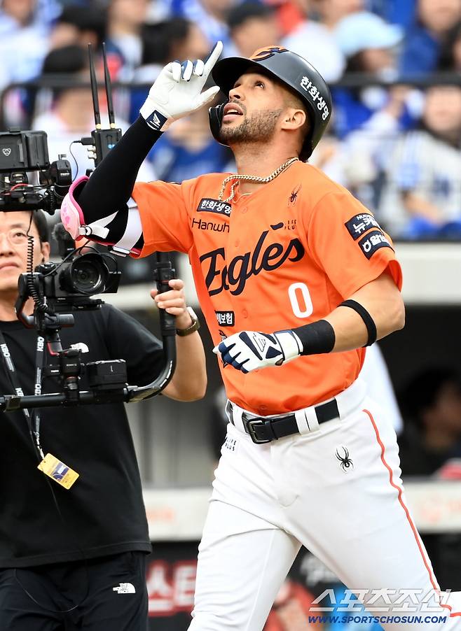 19일 대전한화생명볼파크에서 열린 삼성과 한화의 PO 2차전. 1회말 한화 리베라토가 선제 솔로홈런을 치고 기뻐하고 있다. 대전=허상욱 기자wook@sportschosun.com/2025.10.19/