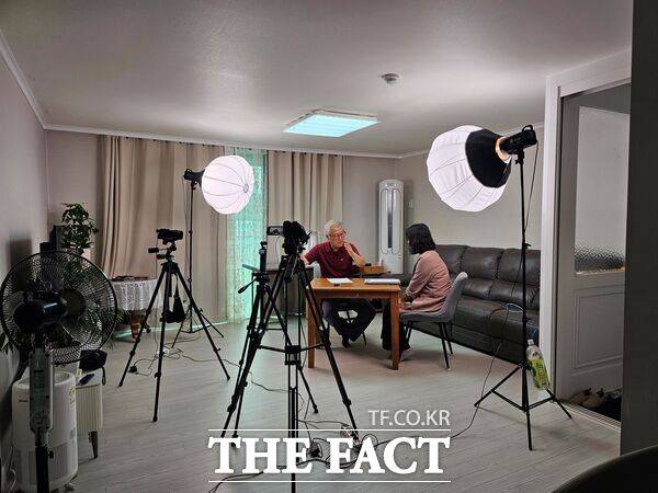 대덕문화원이 2025년 한 해 동안 '대덕구 도시역사문화 아카이브' 사업의 일환으로 두 개의 기록사업을 운영했다. 사진은 '대덕구 지역사 구술기록사업' 구술면담 진행 모습 /대덕문화원