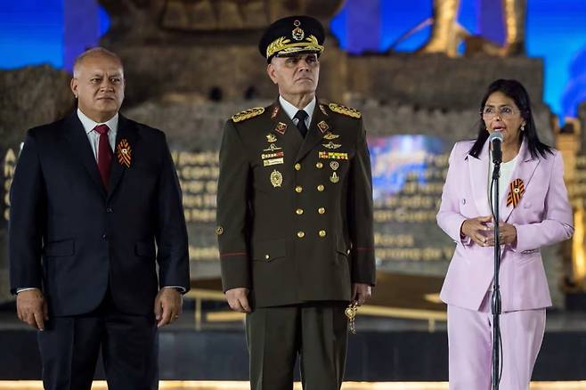 작년에 수도 카라카스의 한 행사에서 로드리게스 부통령과 함께 선, 카베요 내무장관과 파드리노 국방장관. 각각 경찰과 군을 장악한 두 사람은 로드리게스와 더불어 마두로 정권들의 핵심이지만, 미국은 베네수엘라에 지상군을 파병하지 않는 한 베네수엘라 안정을 위해 이들과의 협력이 필요하다.