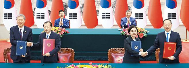 뉴스1노재헌(앞줄 왼쪽부터) 주중 대사와 류웨이 중국 교통운수부 부장(장관), 한성숙 중소벤처기업부 장관과 리러청 중국 공업정보화부 부장이 5일 중국 베이징 인민대회당에서 이재명 대통령과 시진핑 국가주석이 참석한 가운데 각각 교통 분야 협력 및 중소기업·혁신 분야에 관한 양해각서(MOU)를 체결하고 있다.