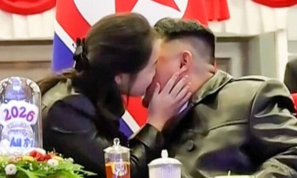 김정은 북한 국무위원장이 1일 평양에서 열린 신년 경축 공연장에서 딸 주애의 볼뽀뽀를 받고 있다. /조선중앙TV