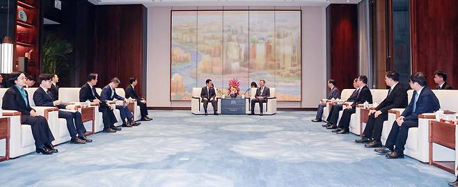 이재명 대통령이 6일 중국 상하이 세계회객청에서 가진 만찬에 앞서 천지닝 상하이시 당서기와 사전 환담을 하고 있다./뉴시스