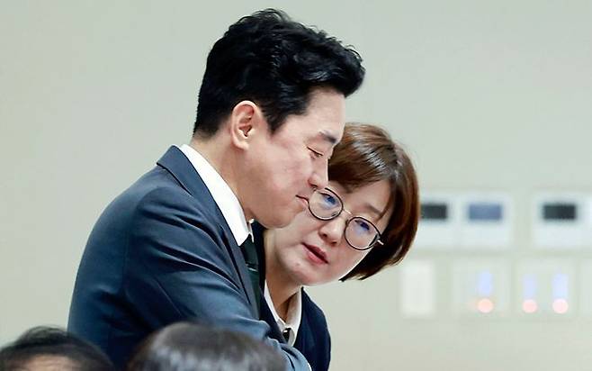 강훈식 비서실장과 김현지 제1부속실장이 지난해 10월 14일 서울 용산 대통령실 청사에서 열린 국무회의에서 대화하고 있다. ⓒ뉴시스