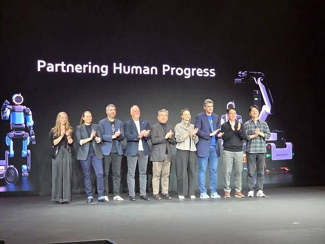 5일(현지시간) 미국 라스베이거스 만달레이 베이 컨벤션 센터에서 열린 CES 2026 현대자동차그룹 미디어 데이에서 현대차그룹과 보스턴다이내믹스, 구글 딥마인드 관계자들이 기념촬영을 하고 있다. ⓒ데일리안 정진주 기자