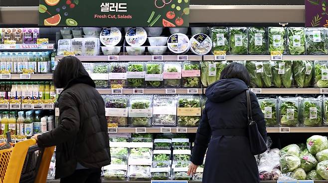 서울의 한 대형마트에 시민들이 장을 보고 있다. 2026.1.1/뉴스1