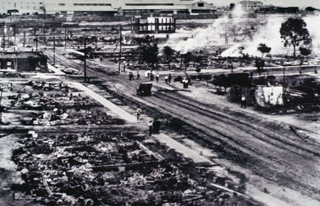 1921년 5월 31일 밤부터 시작된 16시간여의 학살-약탈로 폐허처럼 변한 그린우드 지구 풍경. 사건 전 그린우드는 미국 전역을 통틀어 가장 번영한 흑인지구라는 명성과 더불어 '블랙 월스트리트'라는 별칭으로 불렸다. Library of Congress