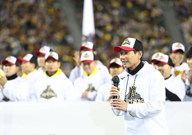 <yonhap photo-3499="">(서울=연합뉴스) 윤동진 기자 = 염경엽 LG 트윈스 감독이 1일 잠실야구장에서 열린 ‘한국시리즈 통합우승 IN 잠실’ 행사에서 감사 인사를 하고 있다. 2025.11.1 mon@yna.co.kr/2025-11-01 19:58:39/ 사진=연합뉴스</yonhap>