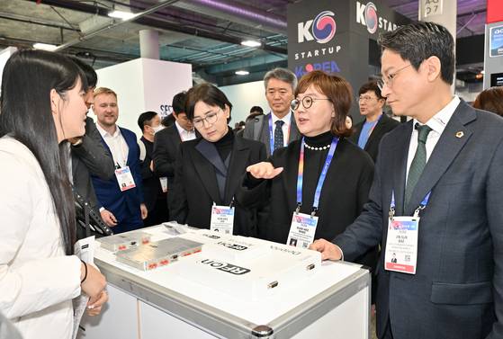 지난해 열린 CES 2025에 양금희 경북도 경제부지사 등 관계자들이 도내 혁신기업 부스를 방문해 기술에 대한 설명을 듣고 있다. 사진 경북도