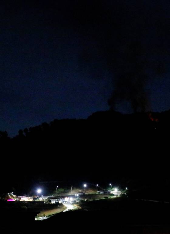 3일 정전이 발생한 베네수엘라 카라카스의 군사구역 포르트 티우나 인근에서 연기가 피어오르고 있다. 로이터=연합뉴스