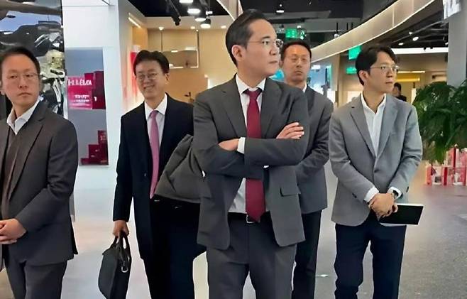 이재용 삼성전자 회장은 지난 5일 통역사를 포함한 수행원들과 함께 베이징의 징둥(JD)몰을 방문했다. 사진=웨이보 갈무리