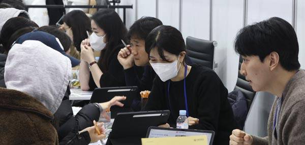 지난달 18일 서울 코엑스에서 열린 2026학년도 정시 대학입학정보박람회를 찾은 학부모와 학생들이 상담을 받고 있다. 연합뉴스