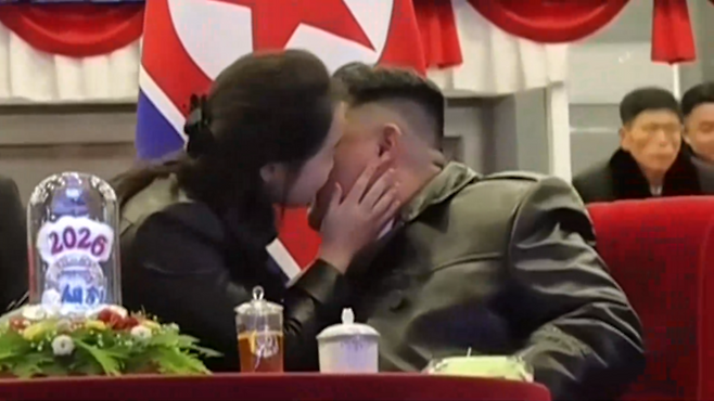 김정은 북한 국무위원장의 볼에 입 맞추는 주애 / 사진=조선중앙TV 캡처