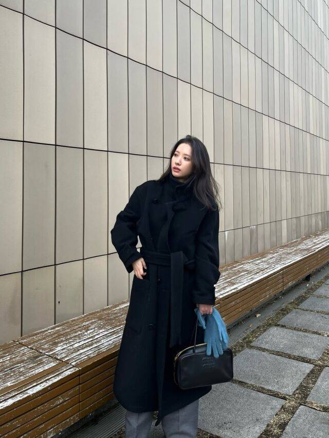 김지연이 한겨울에도 스타일을 포기 하지 않는 코트 패션을 보여줬다. / 김지연 인스타그램