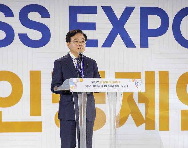 진교훈 강서구청장이 마이크가 설치된 연설대 앞에서 발표를 하고 있는 사진이다.연설대에는 ‘2026 코리아 비즈니스 엑스포’라고 적혀 있다.