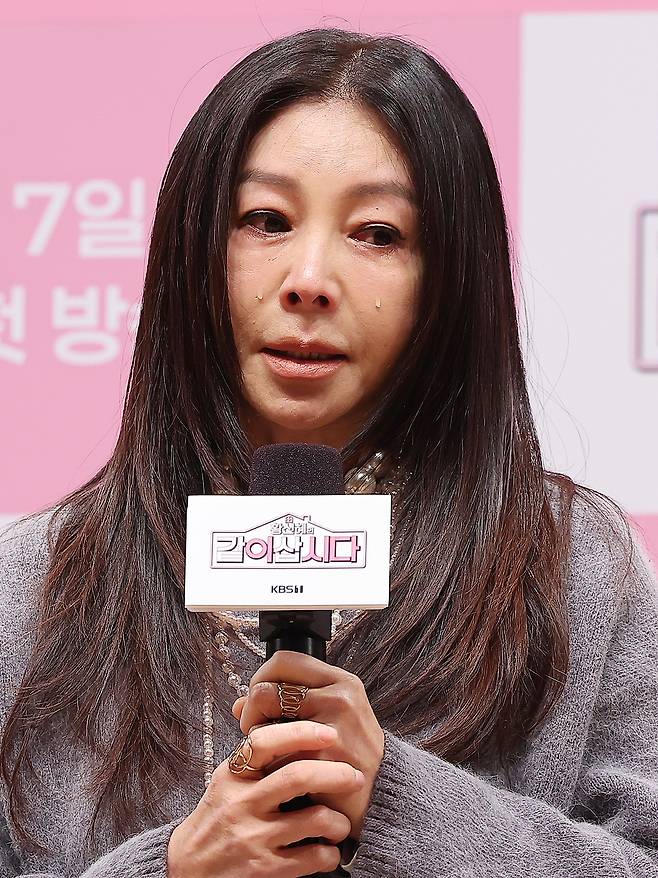 배우 황신혜가 6일 서울 영등포구 여의도 KBS 아트홀에서 열린 KBS1TV '황신혜의 같이 삽시다' 제작발표회에 참석해 별세한 배우 안성기를 추모하며 눈물을 흘리고 있다. 뉴스1