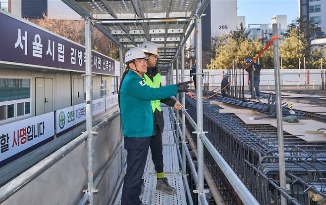 지난 5일 ‘서울시립 김병주도서관’ 신축 공사 현장을 방문한 김용일 의원