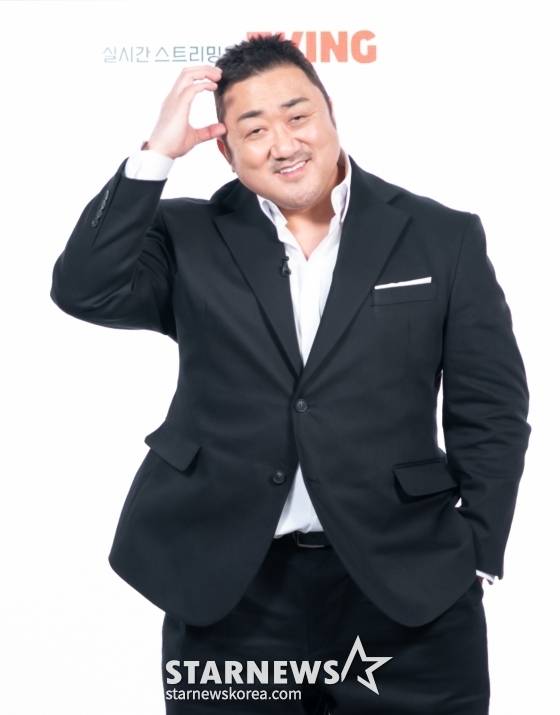 배우 마동석이 19일 온라인으로 진행된 tvN 예능 'I AM BOXER'(아이 엠 복서) 제작발표회에 참석해 포즈를 취하고 있다. 세계적인 액션 스타이자 30년 경력 복싱 체육관 관장 마동석! K-복싱의 부활을 위해 마동석이 직접 설계한 초대형 블록버스터 복싱 서바이벌 'I AM BOXER'는 오는 21일 첫 방송된다. /사진제공=CJENM 2025.11.19 /사진=이동훈 photoguy@