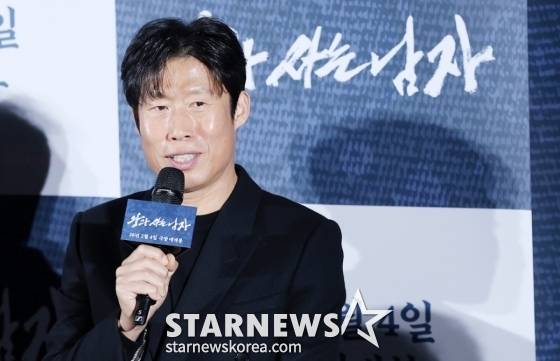 배우 유해진이 19일 서울 용산구 CGV 아이파크몰에서 진행된 영화 '왕과 사는 남자(감독 장항준)' 제작보고회에 참석해 질의응답을 하고 있다. /2025.12.19 /사진=김휘선 hwijpg@