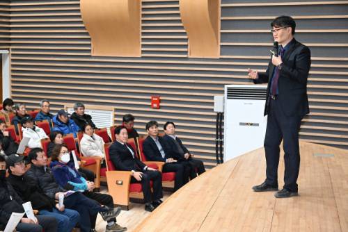 평창군은 6일 평창문화예술회관 대공연장에서 2026년 외국인 계절근로자 고용 348개 농가를 대상으로 고용주 교육을 개최했다.