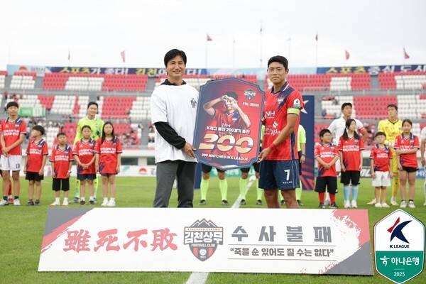 불과 몇 개월 전까지 김천 상무에서 함께 했던 정정용 감독(왼쪽)과 김승섭. ⓒ프로축구연맹