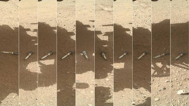 미국 항공우주국(NASA)의 화성 탐사 로버인 퍼서비어런스가 채취한 화성 암석 샘플들. 퍼시비어런스는 2021년 2월 화성 예제로(Jezero) 크레이터에 도착한 이후 탐사를 진행 중이다. 화성의 역사와 생명체 존재 가능성을 판단하는 데 도움이 되는 암석 샘플을 수집하고 있다. NASA는 후속 임무를 통해 퍼시비어런스가 채취한 샘플을 회수에 지구로 가져올 계획이었다. NASA/JPL-Caltech/MSSS 제공