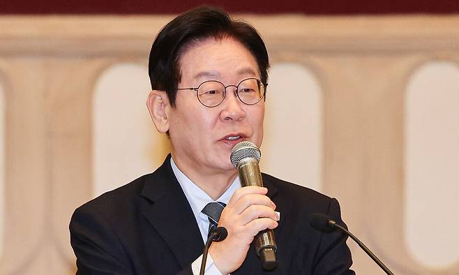 중국을 국빈 방문 중인 이재명 대통령이 7일 상하이의 한 호텔에서 열린 순방기자단 오찬 간담회에서 발언하고 있다. 연합뉴스