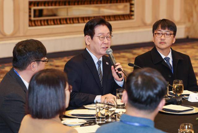 중국을 국빈방문 중인 이재명 대통령이 7일 상하이시에서 열린 순방기자단 오찬간담회에서 발언하고 있다. 상하이=뉴스1
