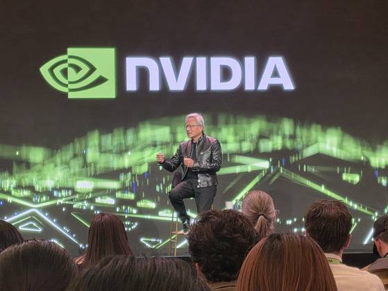 6일(현지시간) 미국 라스베이거스 퐁텐블루 호텔에서 열린 ‘CES 2026 엔비디아 미디어 & 산업 애널리스트 Q&A’ 세션에서 젠슨 황 최고경영자(CEO)가 기자의 질문에 답변하고 있다. 이가람 기자