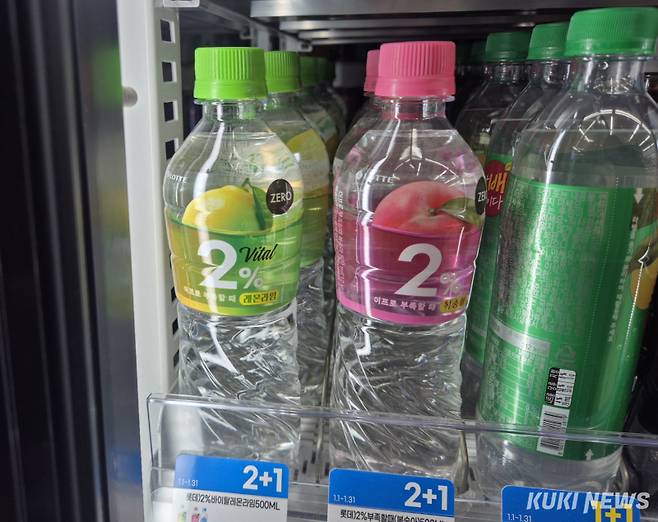 ‘2% 부족할 때 바이탈 레몬라임’과 ‘2% 부족할 때 복숭아’. 이예솔 기자