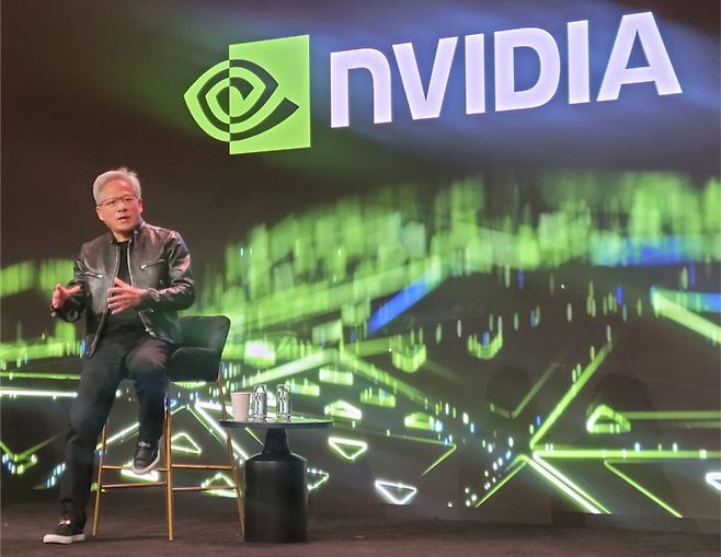 젠슨 황 엔비디아 최고경영자(CEO)가 6일(현지시간) 진행된 글로벌 미디어 간담회에서 기자들의 질문에 답하고 있다.