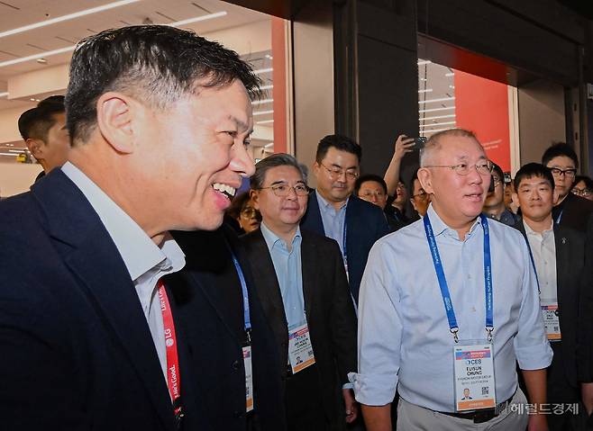 정의선 현대차그룹 회장이 6일(현지시간) 미국 라스베이거스에서 개막한 CES 2026 LG전자 부스를 찾아 류재철(왼쪽) LG전자 최고경영자(CEO)와 인사를 나누고 있다. 박지영 기자