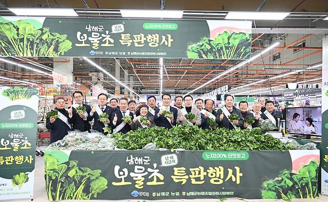 장충남 남해군수, 서천호 국회의원, 관내 농협장과 시금치 관련 단체장들이 하나로마트 창동점 겨울 시금치 '보물초' 특별 판매 행사장에서 기념촬영하고 있다. ⓒ남해군 제공